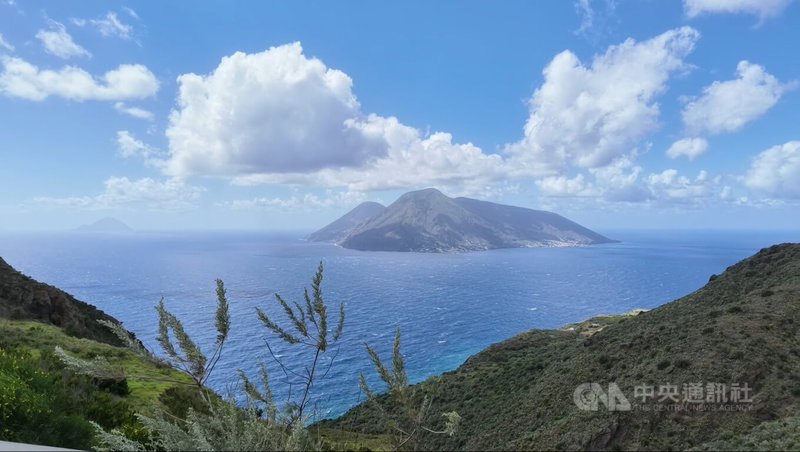 西西里島東北部的7座小島組成的「伊奧利群島」，是聯合國世界遺產，享獨特火山地形、絕美海景。中央社記者黃雅詩伊奧利群島攝　115年5月25日