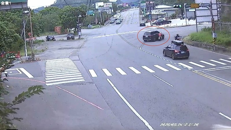 苗栗警方25日表示,大湖鄉24日發生死亡車禍,70歲謝姓男子駕駛自小客車由彼岸橋頭往苗62線方向行駛,疑未注意號誌變換,橫越台3線時與當時欲直行的機車發生碰撞(紅圈處),75歲劉姓騎士倒地後送醫不治。(警方提供)中央社記者管瑞平傳真 115年5月25日