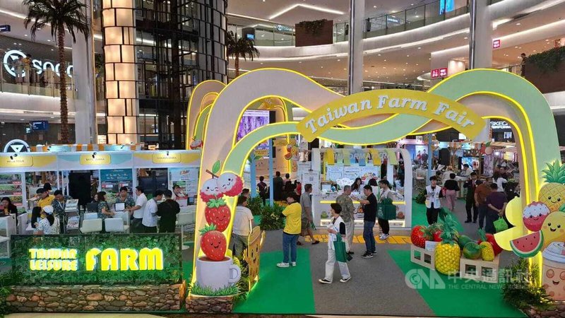 農業部農村發展及水土保持署與台灣休閒農業發展協會聯手舉辦「第2屆台灣農遊展銷會」，22日至24日在印尼雅加達購物中心登場，吸引許多當地民眾走訪諮詢。中央社記者羅薇佳雅加達攝  115年5月25日