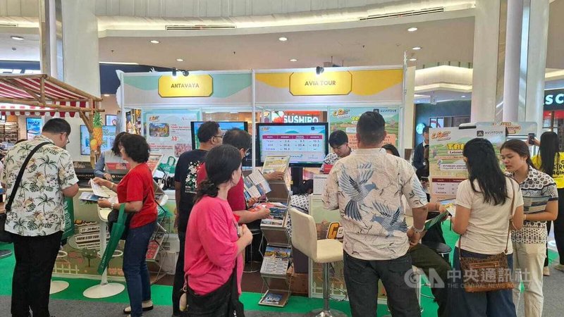 第2屆台灣農遊展銷會22日至24日雅加達登場,印尼當地知名旅行社設攤,針對印尼旅客對慢活與自然療癒的旅遊需求,推出超過30條台灣農場套裝行程。中央社記者羅薇佳雅加達攝 115年5月25日