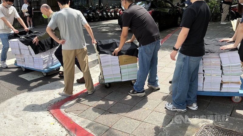 前台北市長柯文哲涉貪一審判刑17年，柯文哲等7名被告不認罪提起上訴，北檢也對9人量刑等部分提上訴。北院收齊上訴卷後，25日上午出動8名行政人員，以3輛推車載送卷宗送抵高院收案室，高院將依院內分案規定處理。中央社記者謝君臨攝　115年5月25日