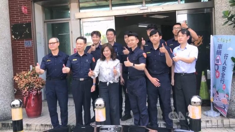 基隆市副市長邱佩琳（前左3）25日下午前往大武崙派出所，慰問因查緝毒品案受傷員警，感謝員警對基隆治安全力以赴、挺身而出制伏犯嫌。中央社記者王朝鈺攝　115年5月25日