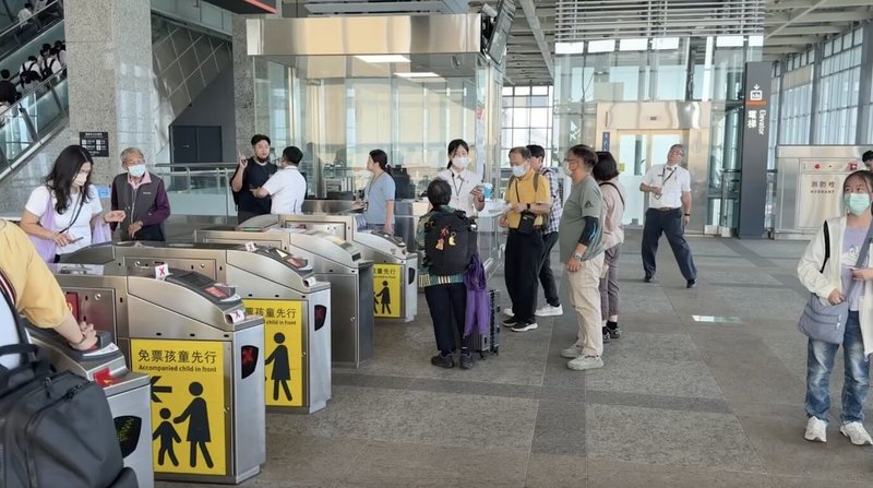 台灣高鐵25日凌晨進行營運前準備作業，發現苗栗路段道岔訊號異常，造成各車次延誤，許多旅客一早行程就卡住，有民眾在苗栗站接人等候逾40分鐘。（民眾提供）中央社記者管瑞平傳真　115年5月25日