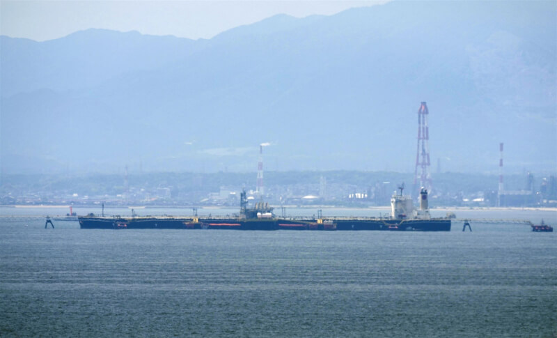 日本大型石油批發公司出光興產集團所管理的油輪「出光丸號」25日抵達日本愛知縣的近海，這艘船4月下旬通過荷莫茲海峽，根據消息人士透露未向伊朗支付過路費。（共同社）