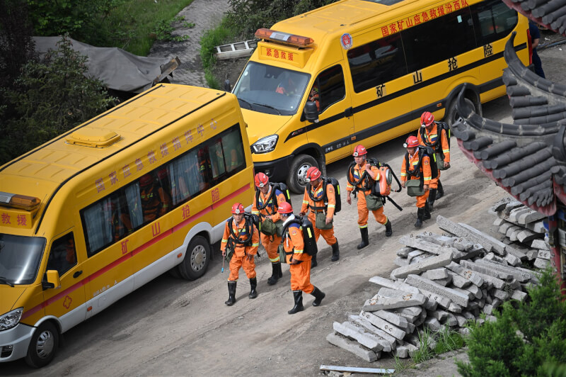 中國山西省長治市沁源縣留神峪煤礦瓦斯爆炸造成至少82人死亡，救援人員23日在事故現場集結。（中新社）
