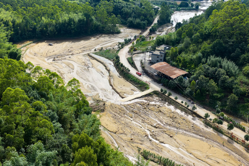 中國重慶西部遠郊永川區自23日深夜起降下特大豪雨，區內多處出現山洪爆發。（中新社）