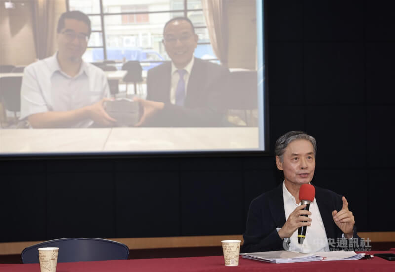 馬英九基金會風波持續延燒，受前總統馬英九委託的前國安會祕書長金溥聰25日舉行記者會，他出示一張前員工蕭旭岑（後左）與廈門台商協會會長韓螢煥（後右）手拿現金合影表示，基金會查了這1、2年的紀錄，也請會計師事務所比對，都未找到類似金額的入帳紀錄，不知這張照片要如何解釋。中央社記者趙世勳攝　115年5月25日