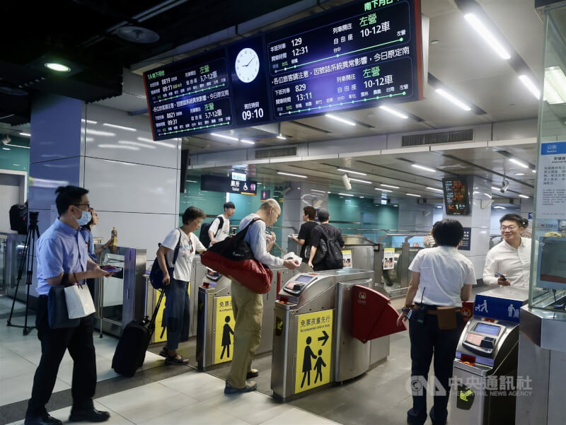 台灣高鐵號誌訊號異常,25日上午8時起取消原班表各班次列車,改由南港站(南下)及左營站(北上),每小時分別發出3班每站停靠之全車自由座列車(商務車廂除外),端點站發車時刻均為整點、20分及40分。中央社記者張皓安攝 115年5月25日