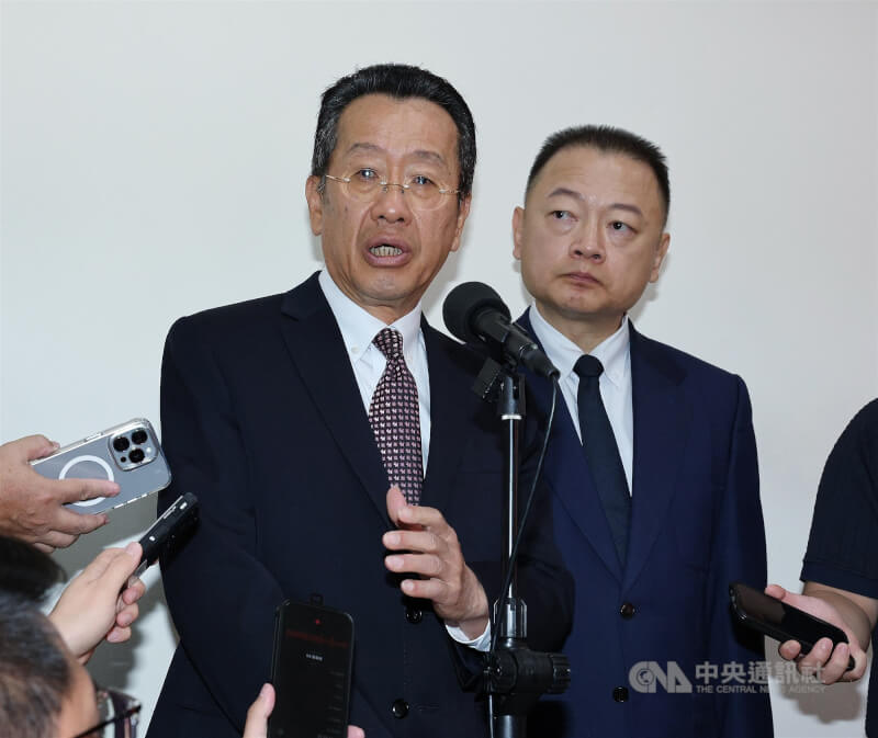 國防部長顧立雄（左）25日表示，海馬士多管火箭系統、新台幣8億元的首期款已依預算法84條申請緊急動支。（中央社檔案照片）