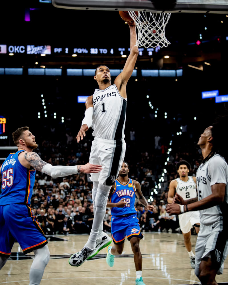 NBA聖安東尼奧馬刺球星溫班亞馬（上籃者）24日率隊以103比82擊敗奧克拉荷馬雷霆。（圖取自x.com/spurs）