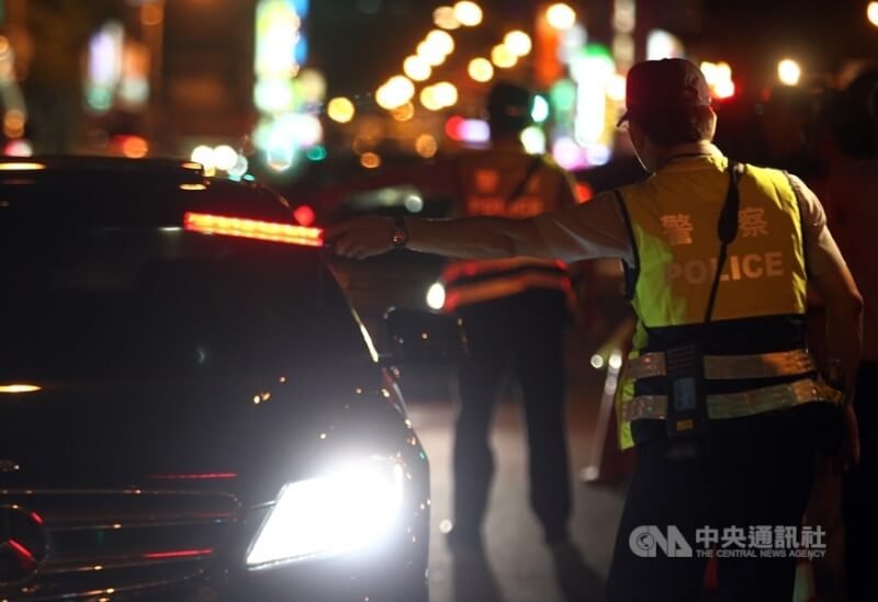 圖為警方執行車輛攔檢勤務。（中央社檔案照片）