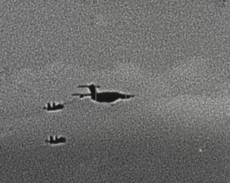 中共機艦25日下午起執行聯合戰備警巡擾台，國軍披露F-16戰機監控中共運油20加油機（右）畫面。（國防部提供）中央社記者游凱翔傳真　115年5月25日