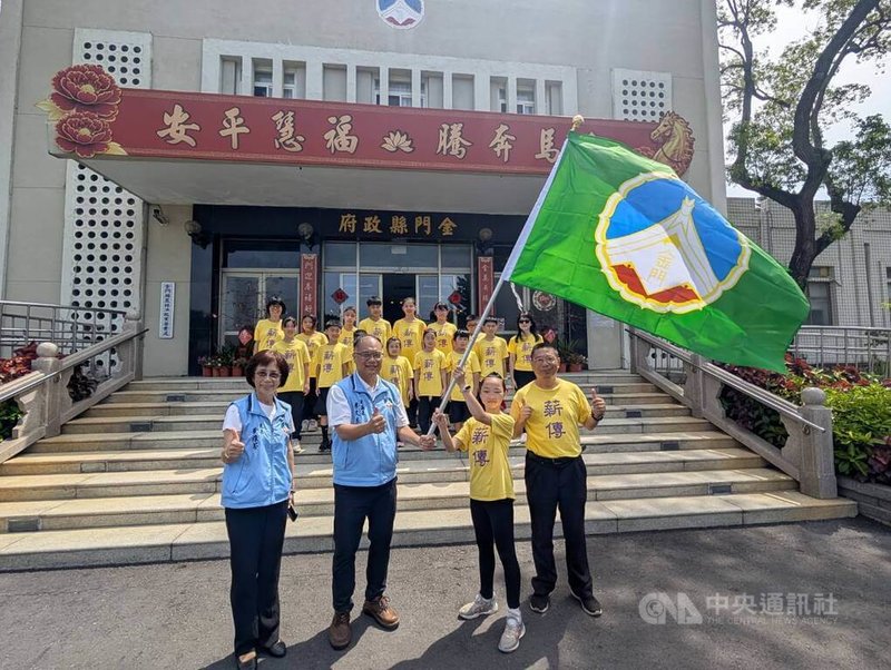 金門縣中正國小鼓吹隊受邀赴捷克參與歐洲重要國際文化交流活動「使館節」，金門縣副縣長李文良（前左2）26日授旗勉勵。中央社記者吳玟嶸攝　115年5月26日