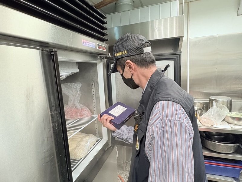 花蓮縣衛生局1至4月接獲醫療院所通報13件疑似食品中毒事件，其中6件驗出諾羅病毒（占46.2%）最多，經調查後均已排除食品中毒，仍反映出生活環境中病菌活躍。圖為衛生局人員稽查店家食品衛生。（花蓮縣衛生局提供）中央社記者李先鳳傳真　115年5月26日