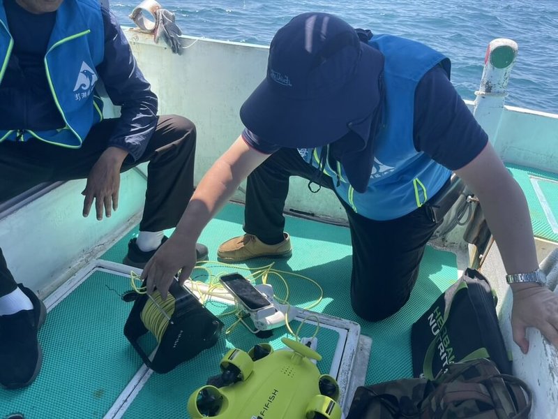 澎湖區漁會強化海洋資源保育與永續發展，引進水下無人機（ROV）巡檢人工魚礁、調查海底覆網及海洋廢棄物等。圖為人員操作情形。（澎湖區漁會提供）中央社　115年5月26日