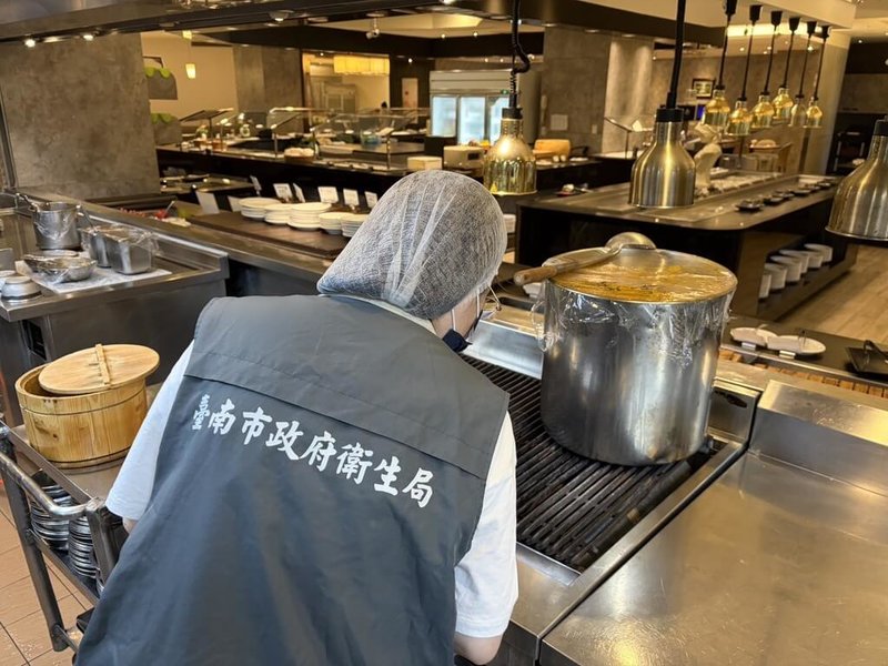 台北市旅遊團成員26日在台南出現疑似食品中毒症狀，13人陸續送醫，台南市衛生局獲報後，派員稽查25日晚間用餐地點、台糖長榮酒店。（台南市政府提供）中央社記者張榮祥台南傳真　115年5月26日