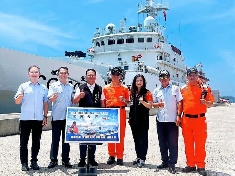 澎湖馬公幼兒園師生26日首度登上1000噸級連江艦參訪，活動氣氛相當熱絡，為孩子們留下難忘回憶，馬公市長黃健忠（左3）並特別致贈加菜金。圖為黃健忠與海巡人員在連江艦前留影。（澎湖海巡隊提供）中央社　115年5月26日