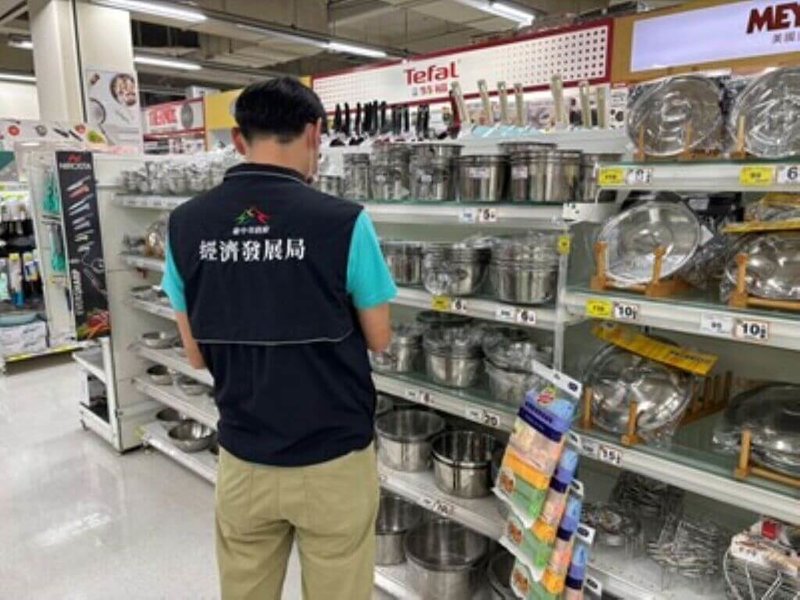 網傳有中國製工業用不鏽鋼黑心餐具流入台灣市面，台中市經發局26日公布，5月針對6家賣場進行市售不鏽鋼餐具抽查，共抽檢20品項計177件餐具，均符合商品標示法規定；經發局提醒業者，販售相關商品時，務必確保標示完整無缺。（台中市政府提供）中央社記者郝雪卿傳真  115年5月26日