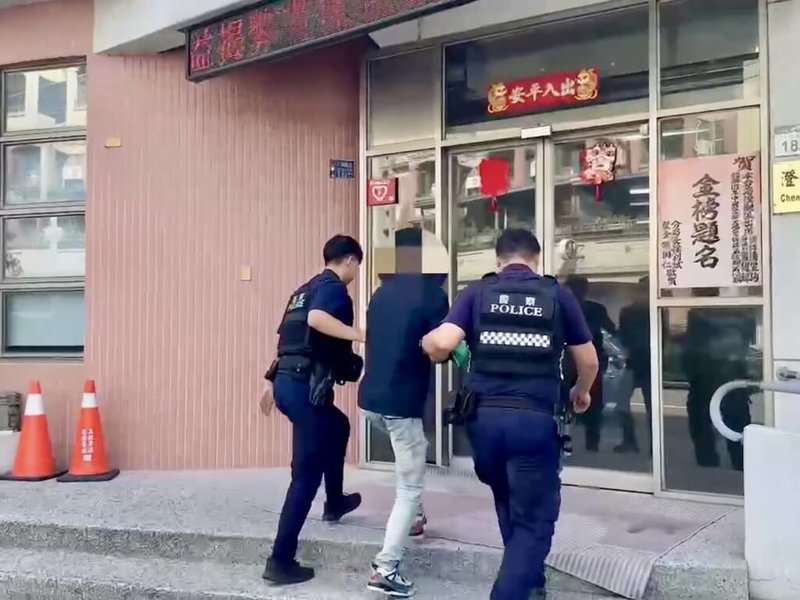 高雄員警26日在網路發現疑似販毒資訊，喬裝買家確認有販毒情事並與蘇姓毒販碰面，員警攔停蘇男車輛時遭衝撞，雙方追逐約45公里、耗時約40分鐘後，最終在台南東區逮人，查獲各式毒品等證物，詢後送辦。（高雄市警察局仁武分局提供）中央社記者張已亷傳真　115年5月26日