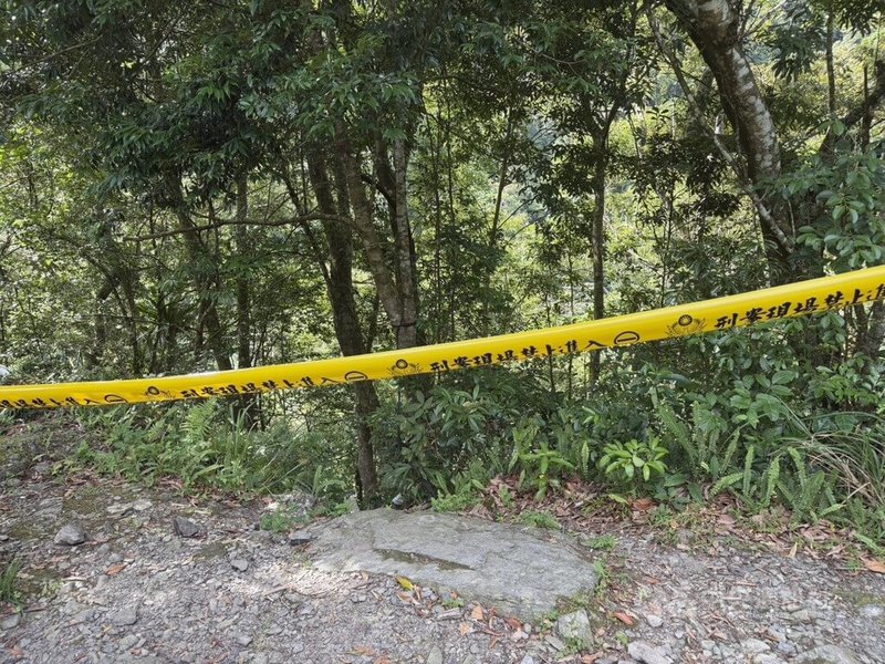 2名釣客25日上午前往新北市烏來南勢溪釣魚，深夜仍未歸。警消獲報漏夜搜救，26日凌晨近2時尋獲2人，已溺斃在溪流中。圖為警方在現場拉起封鎖線。（翻攝照片）中央社記者曹亞沿傳真　115年5月26日