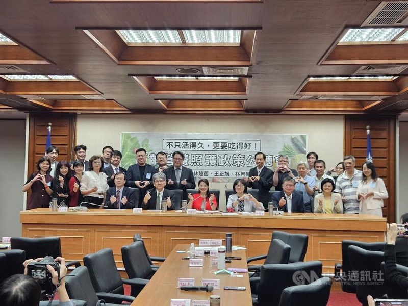 民進黨立委林楚茵(前排中)、林月琴(前排右2)、王正旭(前排左2)26日於立法院共同舉辦「不只活得久,更要吃得好!高齡營養照護政策公聽會」,邀集主管機關與醫療照護團體共同探討長者營養照護缺口。中央社記者曾以寧攝 115年5月26日