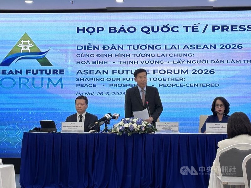 越南外交部26日舉辦記者會，越共中央委員暨外交部副部長阮孟強（中）、越南外交學院院長阮雄山（左）、外交部發言人范秋姮（右）出席，宣布將於6月9日至10日舉辦「東協未來論壇」，和平解決爭端與衝突將是重點之一。中央社記者曾婷瑄河內攝　115年5月26日