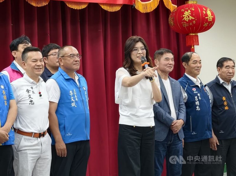 國民黨主席鄭麗文（右4）26日出席苗栗縣黨部基層幹部小組長培訓座談時表示，苗栗縣長鍾東錦（右3）近年執政成績是國民黨金字招牌，期勉全黨團結支持鍾東錦連任，一起力拚年底選舉全面勝利。中央社記者管瑞平攝　115年5月26日