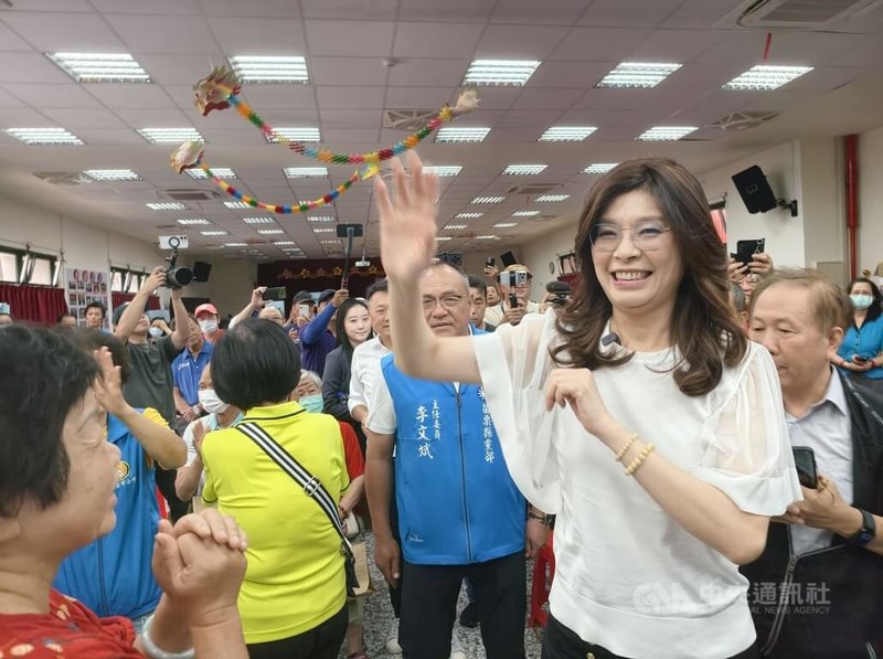 迎戰年底公職人員選舉，國民黨苗栗縣黨部26日舉辦基層幹部小組長培訓座談，黨主席鄭麗文（前右）出席。鄭麗文進場時，現場高呼「苗栗縣全壘打、苗栗加油」。中央社記者管瑞平攝　115年5月26日
