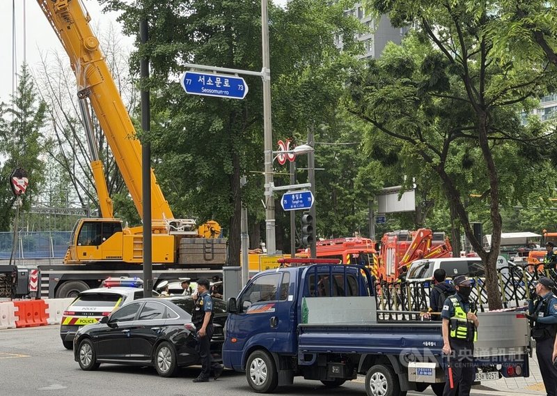 韓國首爾西大門區西小門高架橋拆除現場,在26日下午部分橋面坍塌,造成3人死亡、3人受傷,警消投入多名人力救援及管控交通。中央社記者楊啟芳首爾攝 115年5月26日