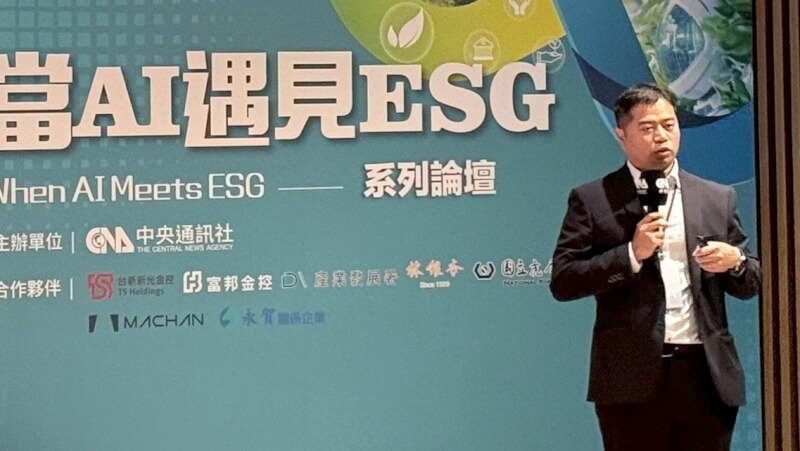 台灣鋼聯總經理謝宗霖說明如何管理碳足跡。（中央社）