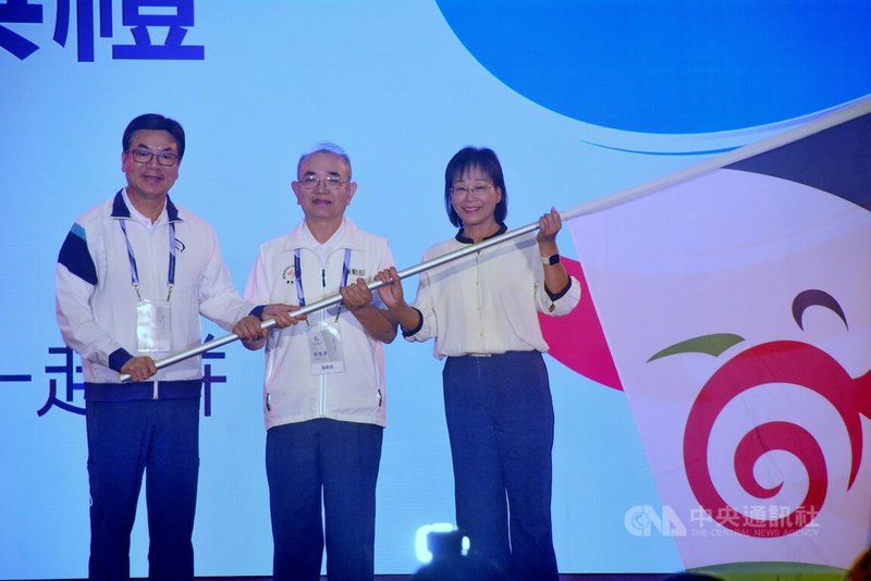 115年全國身心障礙國民運動會26日在新北市舉行閉幕典禮,在運動部參事呂忠仁(中)見證下,新北市副市長劉和然(左)將會旗交接給下屆主辦城市、雲林縣副縣長謝淑亞(右)。中央社記者黃旭昇攝 115年5月26日