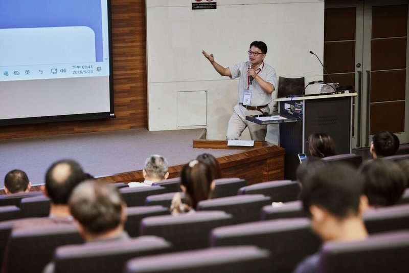 教育部日前在台灣師範大學舉辦的「115年度教育部高級中等學校自然領域適性教材跨計畫交流會」，台北市永春高中教師曾慶良（後）分享AI如何融入日常教學。（教育部提供）中央社記者陳至中台北傳真　115年5月26日