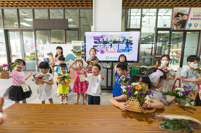 農糧署推廣花卉教育，114年開始輔導台北花卉產銷股份有限公司與台灣花育協會合作，於7月至8月暑假期間，在台北市花卉批發市場辦理「花市萌芽探險隊」親子活動，透過闖關遊戲與花卉手作，自然學習花卉知識。（農糧署提供）中央社記者汪淑芬傳真  115年5月26日