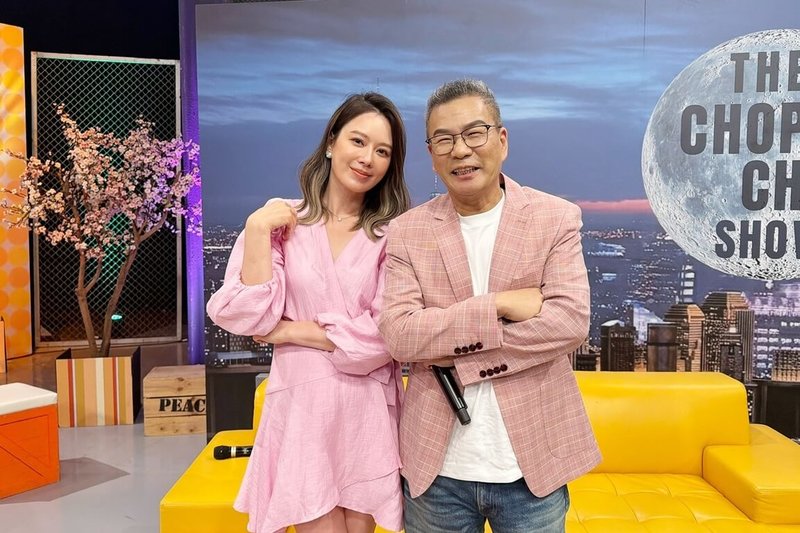 主持人沈玉琳（右）與Melody（左）於節目「11點熱吵店」再度同台，以來賓身分出席節目；Melody感性說未來如果還有機會與沈玉琳合作，一定義不容辭。（TVBS提供）中央社記者洪素津傳真　115年5月26日