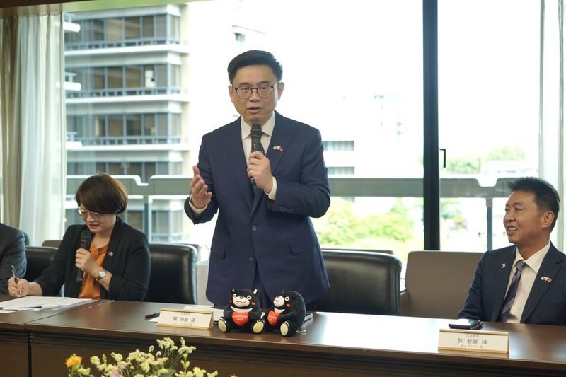 民進黨高雄市長參選人、立委賴瑞隆（中）25日起連2天出訪日本東京及熊本，行程包括台日國會外交、拜會多名重量級友台政要，以及進行城市交流及產業實地參訪等。（賴瑞隆辦公室提供）中央社記者蔡孟妤傳真 115年5月26日