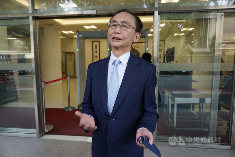 美麗島電子報董事長吳子嘉指控前行政院長蘇貞昌、前衛福部長陳時中透過BNT疫苗採購貪污1億美元，台灣高等法院判處應執行8月徒刑，得易科罰金確定。圖為吳子嘉26日上午到北檢執行科，繳交罰金約新台幣24萬元。中央社記者林長順攝　115年5月26日