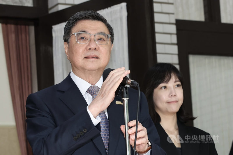近期發生多起毒駕事件，引發社會關注。行政院長卓榮泰（左）26日在立法院受訪表示，刑罰的提高是社會大眾共同的要求，已請法務部等部會研究，如何在衡平性的原則下，提高各種刑罰，也會從源頭的管理等加強管制。右為行政院發言人李慧芝。中央社記者吳家昇攝　115年5月26日