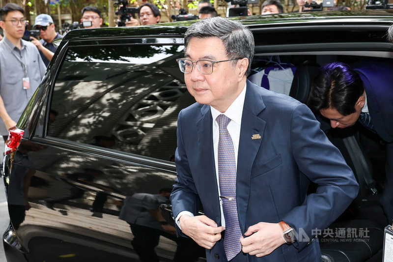 立法院院會26日繼續進行施政總質詢，行政院長卓榮泰（前）上午搭車前往，會前接受媒體聯訪，就近期時事議題作出回應。中央社記者吳家昇攝　115年5月26日