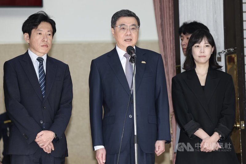 立法院社會福利及衛生環境委員會28日將審查朝野分別所提失智症基本法草案。行政院長卓榮泰（中）26日在立法院受訪時說，這是否符合社會需要，值得討論，但針對日益增多的失智症現象，政府會加大力道做各層級的防護。中央社記者吳家昇攝　115年5月26日