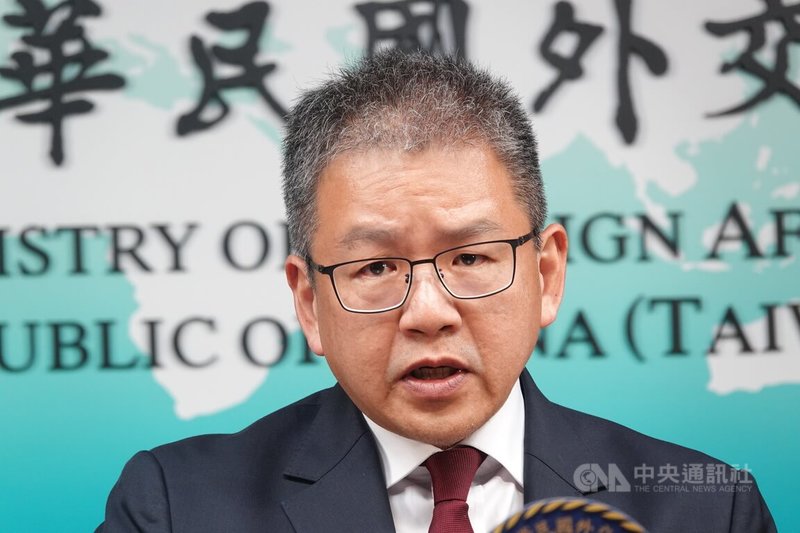 由於伊波拉疫情，外交部亞西及非洲司長顏嘉良26日指出，外交部已將剛果民主共和國及烏干達「國外旅遊警示分級表」調整為「紅色：儘速離境」，建議民眾暫勿前往。中央社記者吳書緯攝　115年5月26日