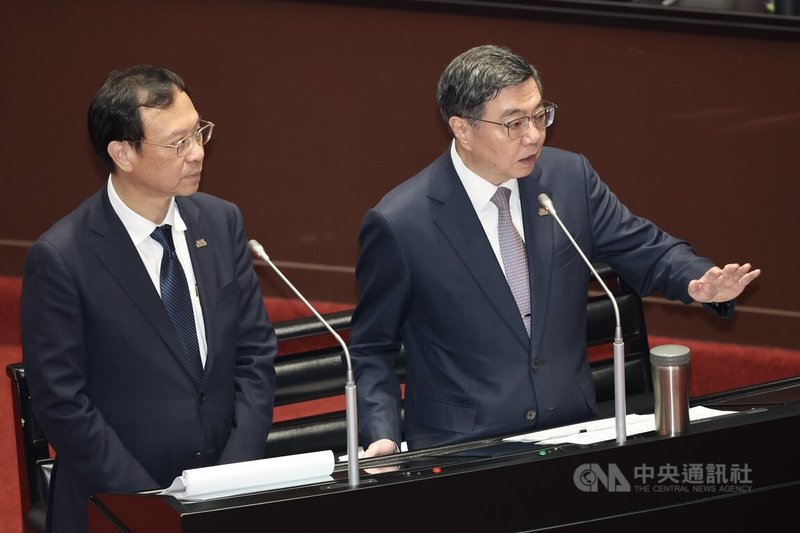 多家醫美診所近期爆出隱藏針孔攝影機涉嫌偷拍，引發民眾恐慌。行政院長卓榮泰（右）26日答詢表示，行政院在案發後已就案件偵辦、場域管理、罰則、設備管控等召開會議討論，還會召開後續會議，就前述細項再往更細的方向規劃，包括醫療影像留存紀錄時間、如何使用等。中央社記者吳家昇攝　115年5月26日