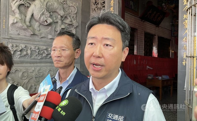 台灣高鐵25日發生訊號異常導致降維營運，經漏夜搶修，26日恢復正常運行。交通部長陳世凱（右）26日上午受訪表示，已要求找出機械故障、訊號顯示異常原因，並研議提供旅客辦理線上退費，簡化流程。中央社記者管瑞平攝　115年5月26日