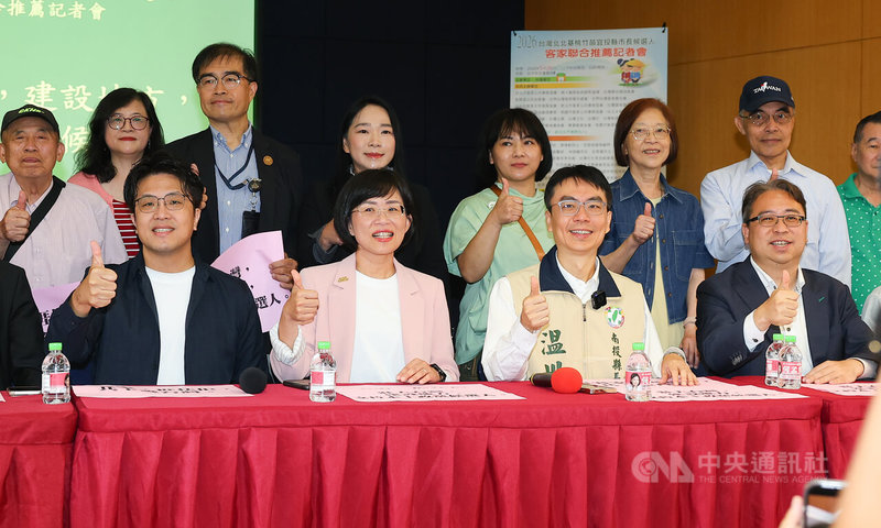 台灣客社26日在台北舉行「2026台灣北部縣市長候選人客家聯合推薦記者會」,民進黨台北市長參選人沈伯洋(前左起)、新北市長參選人蘇巧慧、南投縣長參選人温世政、桃園市長參選人黃世杰出席爭取支持。中央社記者謝佳璋攝 115年5月26日