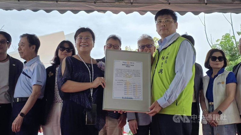 座落在馬公第三漁港國際廣場的「國際扶輪和平意象」公共藝術作品,26日舉行竣工暨捐贈儀式,由澎湖縣副縣長林皆興(前右)代表接受捐贈;台南市和平扶輪社長徐瑛琦(前左)感謝澎湖縣政府與議會的支持。中央社 115年5月26日