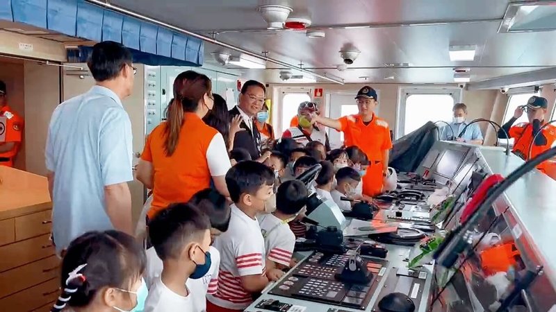 澎湖馬公幼兒園師生26日首度登上1000噸級巡防艦「連江艦」參訪，參觀甲板、水砲設備與駕駛室等空間設施，了解海巡人員的工作內容與責任。（澎湖海巡隊提供）中央社　115年5月26日