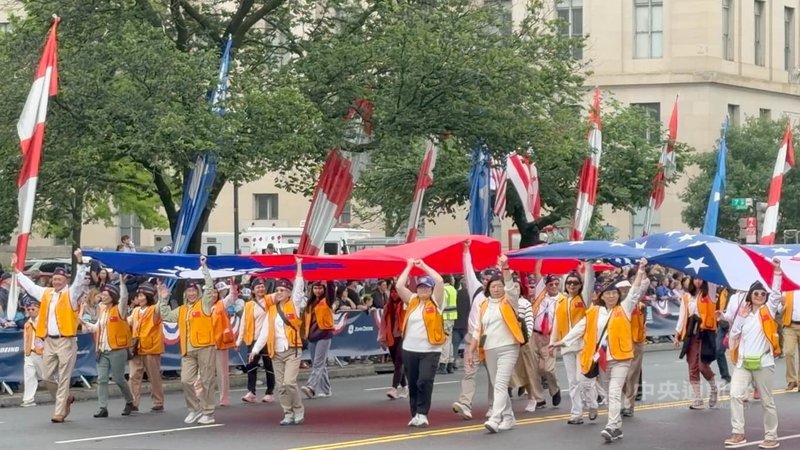華府國殤日遊行25日登場，為響應美國建國250週年，華府榮光會今年擴大組隊參與遊行，號召逾百人共襄盛舉，其中數十人高舉巨幅中華民國及美國國旗進場，象徵雙邊友好。中央社記者侯姿瑩華盛頓攝 115年5月26日
