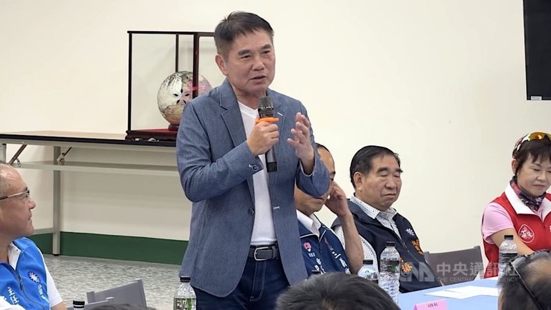 馬英九基金會風波未歇，苗栗縣長鍾東錦（中）26日表示，現在應該要尊重馬英九夫人周美青、馬大姊馬以南，用愛護前總統馬英九、保護國民黨的立場和方向來思考，不應該逆向操作。中央社記者管瑞平攝　115年5月26日