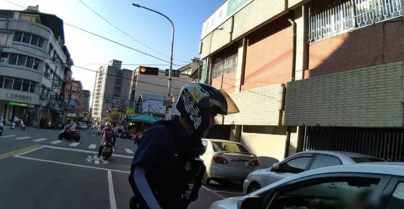 台中員警25日巡邏時發現1輛自小客車駕駛未依規定繫安全帶，依法攔查發現駕駛狀況異常，進一步查獲毒品相關器具，實施唾液快篩檢測呈毒品陽性反應，查扣人車依法送辦。（民眾提供）中央社記者郝雪卿傳真  115年5月26日