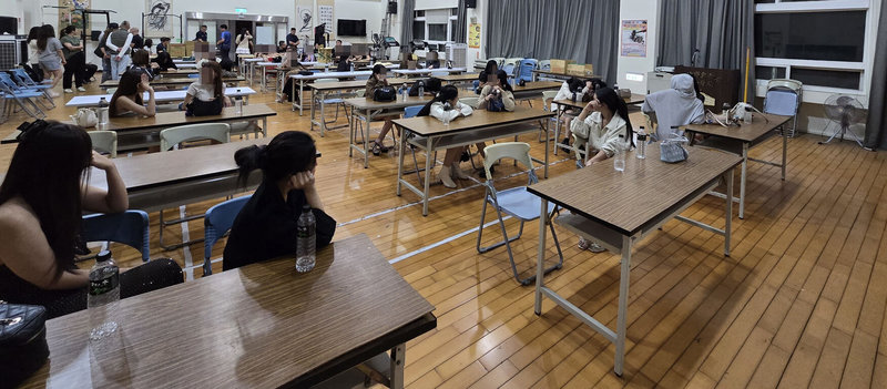 新竹市警察局26日宣布破獲色情應召集團，查獲以邱姓男子為首8人、35名涉從事性交易泰國籍女子與12名酒客到案。（讀者提供）中央社記者郭宣彣傳真　115年5月26日