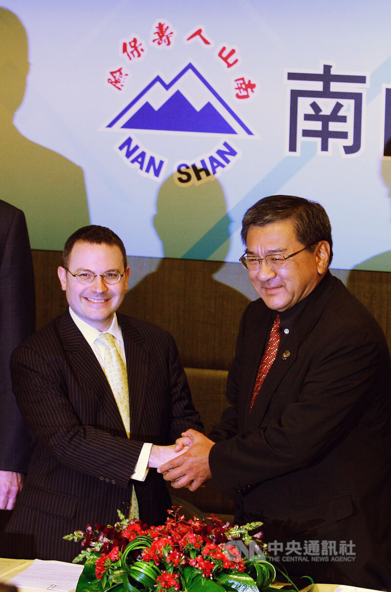 潤成投資控股公司2001年與美國國際集團（AIG）簽約買下南山人壽。潤泰集團總裁尹衍樑（右）與AIG副法務長Andrew Borodach（左）出席記者會對外說明。（中央社檔案照片）